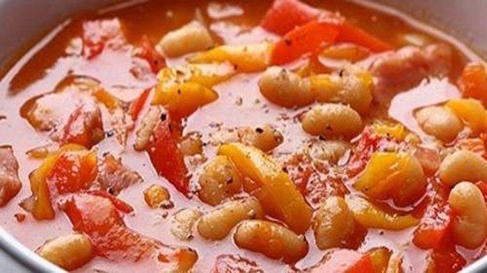 Суп с фасолью, томатом и шалфеем
