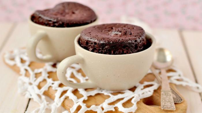 Шоколадные кексы в кружке с ирисками